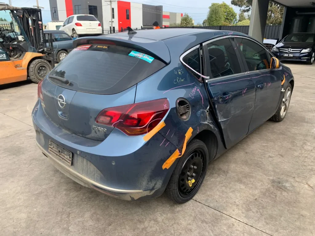 car wrecking - OPEL ASTRA 2013