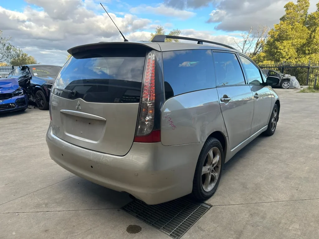 Mitsubishi Grandis 2005 Silver Auto Petrol