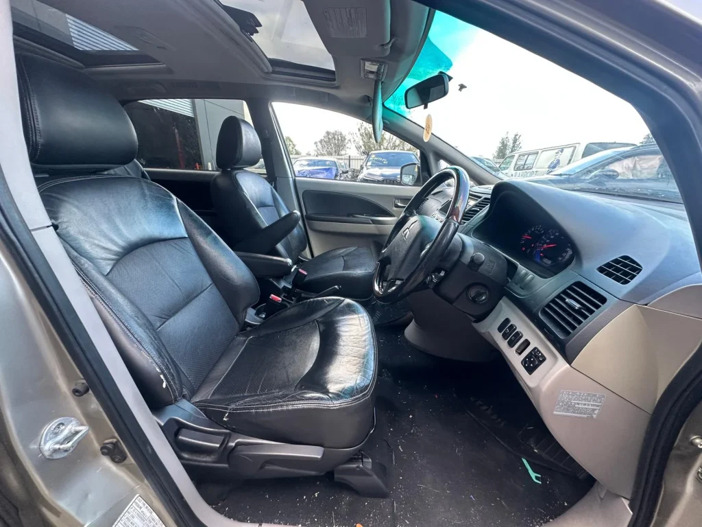 Mitsubishi Grandis 2005 Silver Auto Petrol